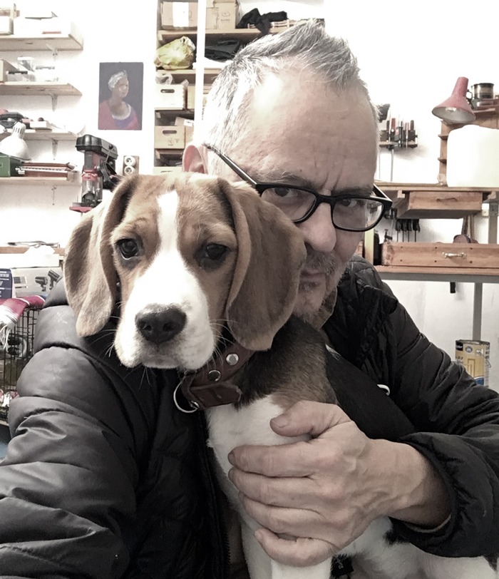 Carlos Sandoval mit seiner Hündin ABBA in der Werkstatt